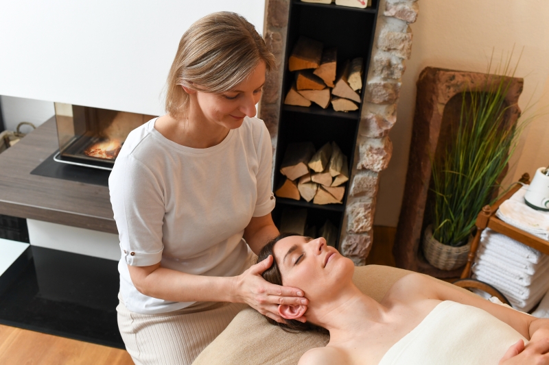 Bild der präventiven Lymphdrainage am Kopf