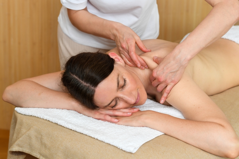 Image of the Swedish massage of the neck muscles, a kneading is shown
