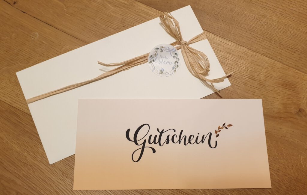 Bild des Gutscheins mit einem Geschenkumschlag mit Band und Osteraufkleber