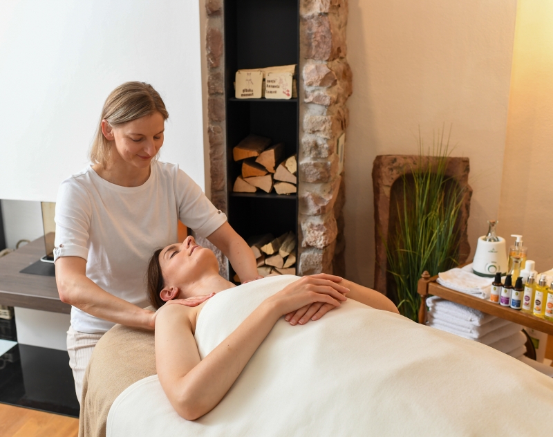 Bild einer Massage am Nacken in Rückenlage