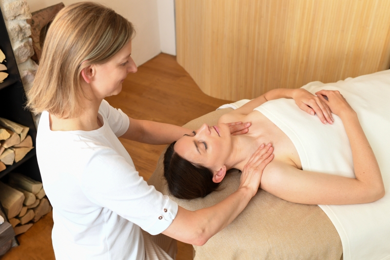 Bild einer Massage des Nacken-Schulter-Bereichs