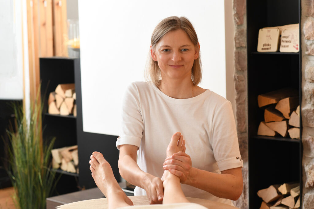Bild einer Fußreflexzonenmassage mit einem Ausgleichsgriff, bei dem die Ferse gehalten wird